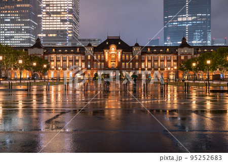 《東京都》雨の東京駅・夜の丸の内ビジネス街 《東京都》雨の東京駅・夜の丸の内ビジネス街 95252683