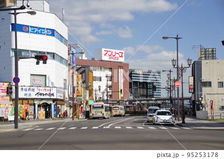 JR弘前駅へ向かう駅前一丁目・駅前町の駅前通り JR弘前駅へ向かう駅前一丁目・駅前町の駅前通り 95253178
