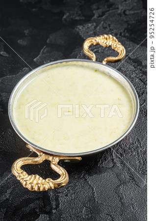Vichyssoise French cream soup with leek, potato and onion. Black background. Top view 95254726