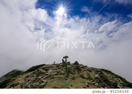 雲が立ち込める唐松岳と山頂標識 雲が立ち込める唐松岳と山頂標識 95256339