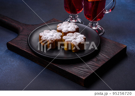 Hot mulled wine with a slice of orange, with cinnamon, cloves and other spices Hot mulled wine with a slice of orange, with cinnamon, cloves and other spices 95256720