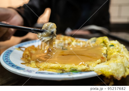 Taiwanese snack of oyster omelet Taiwanese snack of oyster omelet 95257682