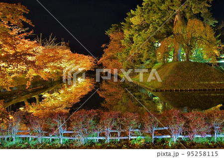 弘前城の紅葉 95258115