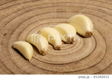 Falling garlic, isolated on white background, clipping path, full depth of field 95260052