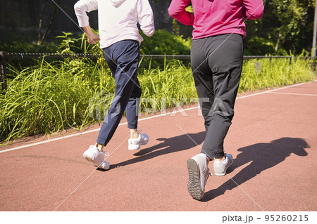 ジョギングするミドル女性2人の後ろ姿 95260215
