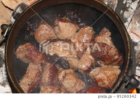 Poyke - heavy iron pot uses for cooking on open fire or in oven Poyke - heavy iron pot uses for cooking on open fire or in oven 95260342