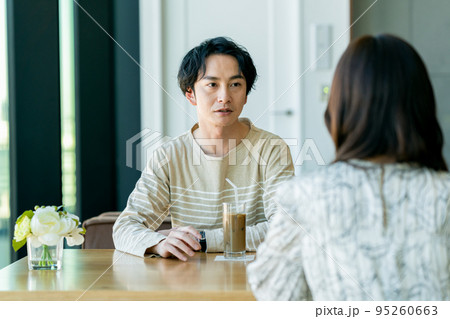 別れ話をする若いカップル 95260663
