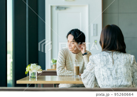 別れ話をする若いカップル 別れ話をする若いカップル 95260664