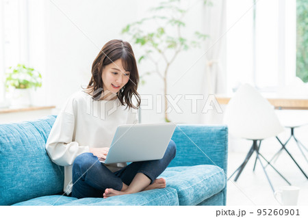 女性 リビング ライフスタイル パソコン テレワーク 家 女性 リビング ライフスタイル パソコン テレワーク 家 95260901