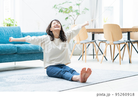 女性　リビング　ライフスタイル 95260918