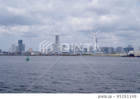 横浜みなとみらい地区の遠景 横浜みなとみらい地区の遠景 95261149