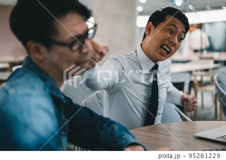 殴るビジネスパーソン 殴るビジネスパーソン 95261229