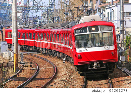追浜駅付近を走行する電車 95261273
