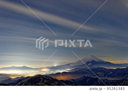 丹沢・塔ノ岳から見る富士山の夜景 95261383