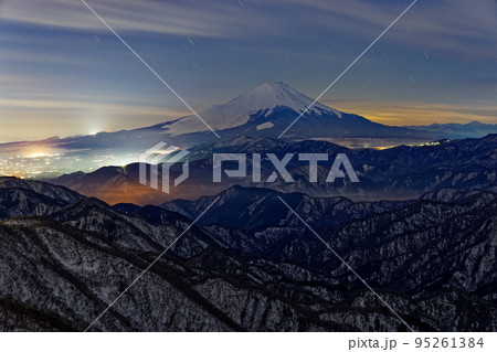 丹沢・塔ノ岳から富士山の夜景 丹沢・塔ノ岳から富士山の夜景 95261384