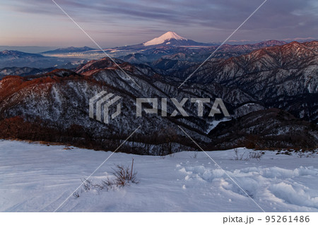 冬の丹沢・塔ノ岳から夜明けの富士山と鍋割山稜 冬の丹沢・塔ノ岳から夜明けの富士山と鍋割山稜 95261486