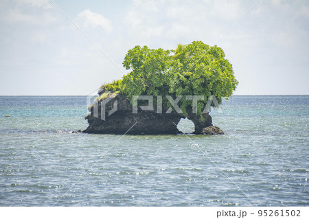 パラオ共和国 アルモノグイ州沖のOKの形をした岩と海 パラオ共和国 アルモノグイ州沖のOKの形をした岩と海 95261502