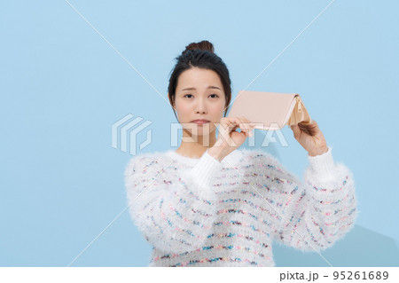 お財布を持つ20代女性 95261689