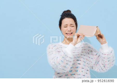 お財布を持つ20代女性 お財布を持つ20代女性 95261690