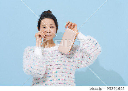 お財布を持つ20代女性 お財布を持つ20代女性 95261695