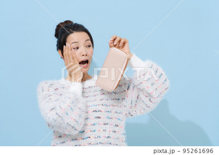 お財布を持つ20代女性 お財布を持つ20代女性 95261696