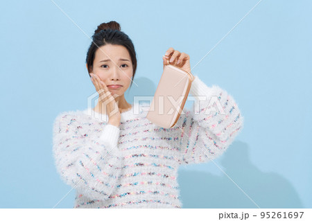 お財布を持つ20代女性 お財布を持つ20代女性 95261697