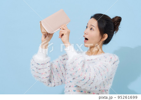 お財布を持つ20代女性 お財布を持つ20代女性 95261699