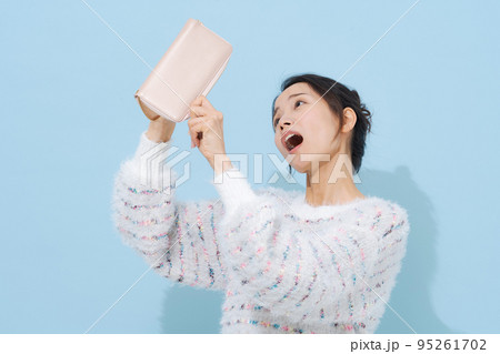 お財布を持つ20代女性 95261702