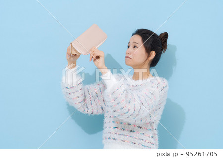 お財布を持つ20代女性 お財布を持つ20代女性 95261705