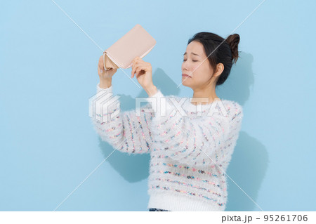 お財布を持つ20代女性 95261706