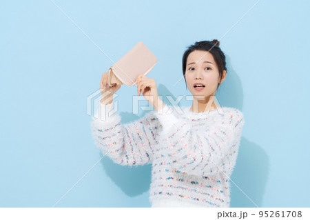 お財布を持つ20代女性 95261708