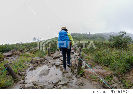 悪路な登山道を進む女性 95261932