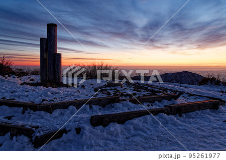 冬の丹沢・塔ノ岳山頂の夜明け 95261977