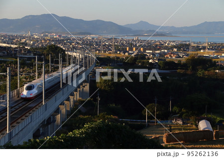 秋の大村市内を行く西九州新幹線かもめ号:N700S系 秋の大村市内を行く西九州新幹線かもめ号:N700S系 95262136