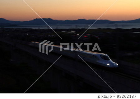 夕暮れの大村市内を行く西九州新幹線かもめ号：N700S系 95262137