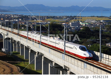 秋の大村市内を行く西九州新幹線かもめ号：N700S系 95262138