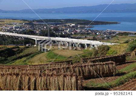 秋の大村市内を行く西九州新幹線かもめ号：N700S系 95262141