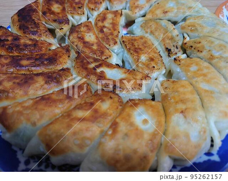 フライパンで焼いた焼餃子 フライパンで焼いた焼餃子 95262157