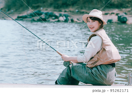 釣りを楽しむ女性 釣りを楽しむ女性 95262171
