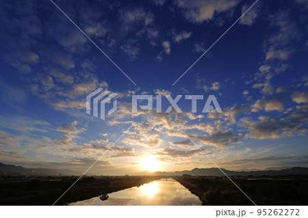 多様な雲が朝焼けした爽やかな秋の空・超広角・空主体・221003am 多様な雲が朝焼けした爽やかな秋の空・超広角・空主体・221003am 95262272