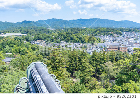 松江城の天守閣から望む松江市街（島根県松江市） 95262301