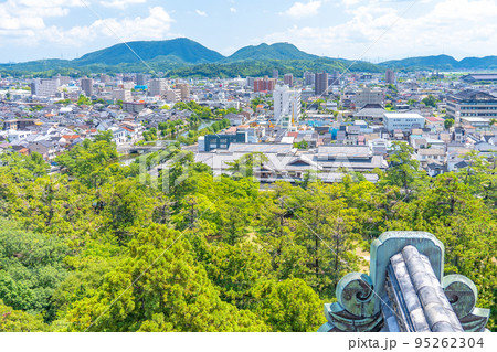 松江城の天守閣から望む松江市街（島根県松江市） 95262304