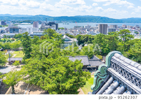 松江城の天守閣から望む松江市街　宍道湖（島根県松江市） 95262307