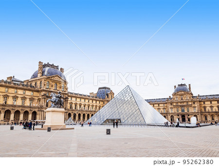 パリ　ルーヴル美術館 95262380