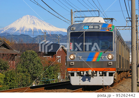 狐ヶ崎～御門台間を走行する電車 95262442