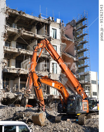 古いビルの解体工事 95262543