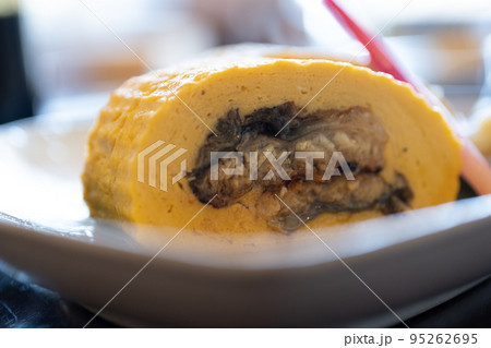 ふっくら玉子に包まれた美味しそうな鰻を巻いた「うまき」「うなぎ巻き」「う巻き」 95262695