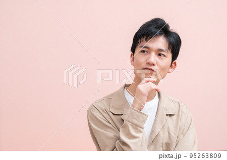考える若い男性 95263809