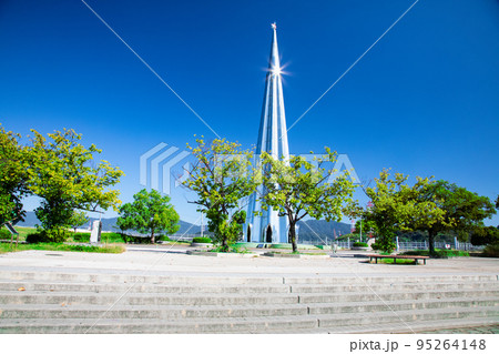 宇品海岸通りの海辺から東方面の宇品波止場公園やパラダイスの塔が見えます。広島県 95264148