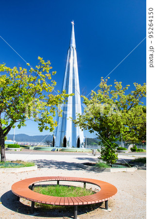 宇品海岸通りの海辺から東方面の宇品波止場公園やパラダイスの塔が見えます。広島県 宇品海岸通りの海辺から東方面の宇品波止場公園やパラダイスの塔が見えます。広島県 95264150